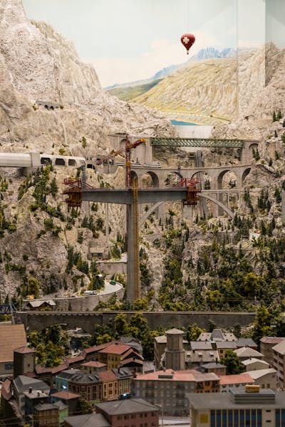 Miniatur-Bergdorf mit Brücke