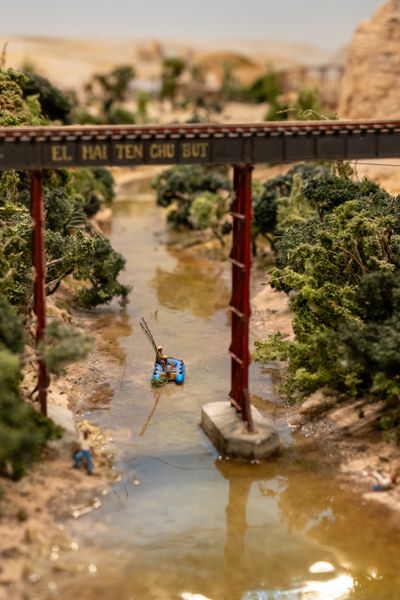 Modellbahn-Brücke über Fluss